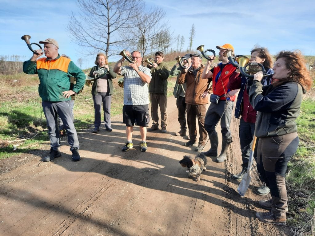Gruppe beim Musizieren im Freien.
