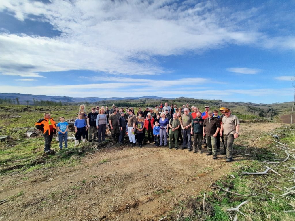 Gruppe Menschen in ländlicher Naturkulisse