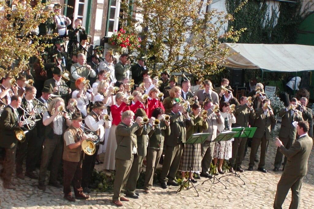 Blaskapelle spielt im Freien bei Festveranstaltung.