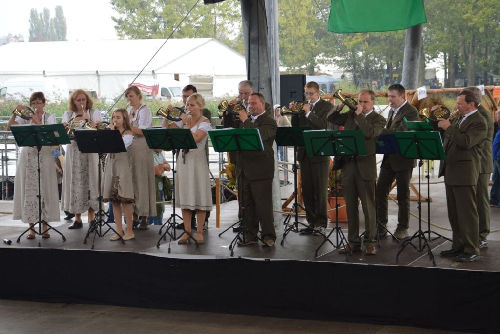 Blaskapelle spielt in traditioneller Kleidung bei Veranstaltung.
