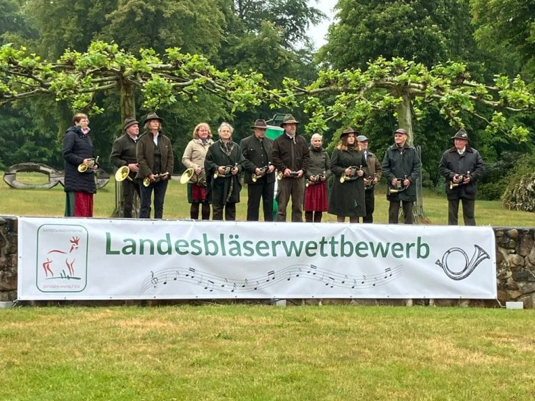 Musikanten beim Landesbläserwettbewerb im Freien.