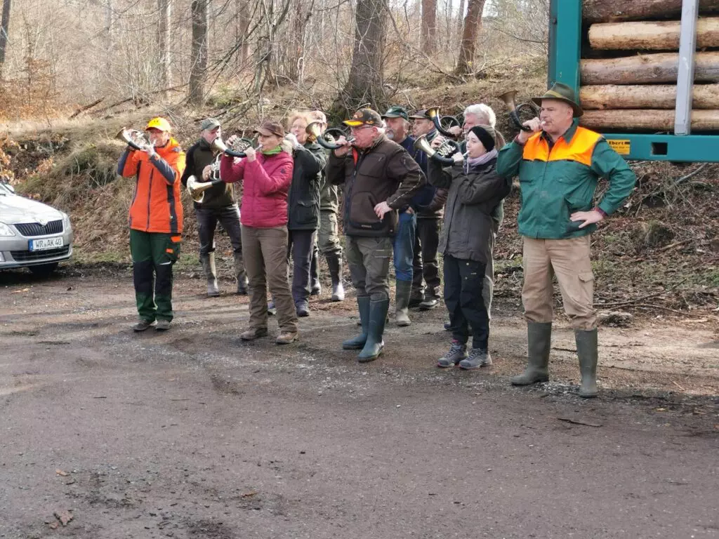 Jagdhornbläser begrüßen Gäste bei Veranstaltung