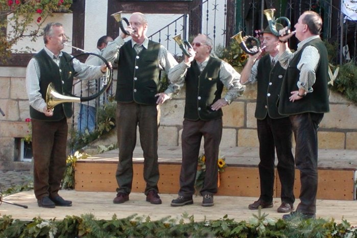 Blaskapelle in Trachten beim Freiluftkonzert.