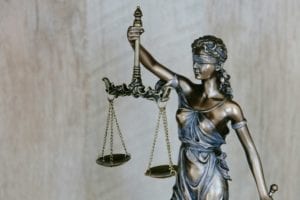 Justizstatue mit Waage, symbolisch für Gerechtigkeit.