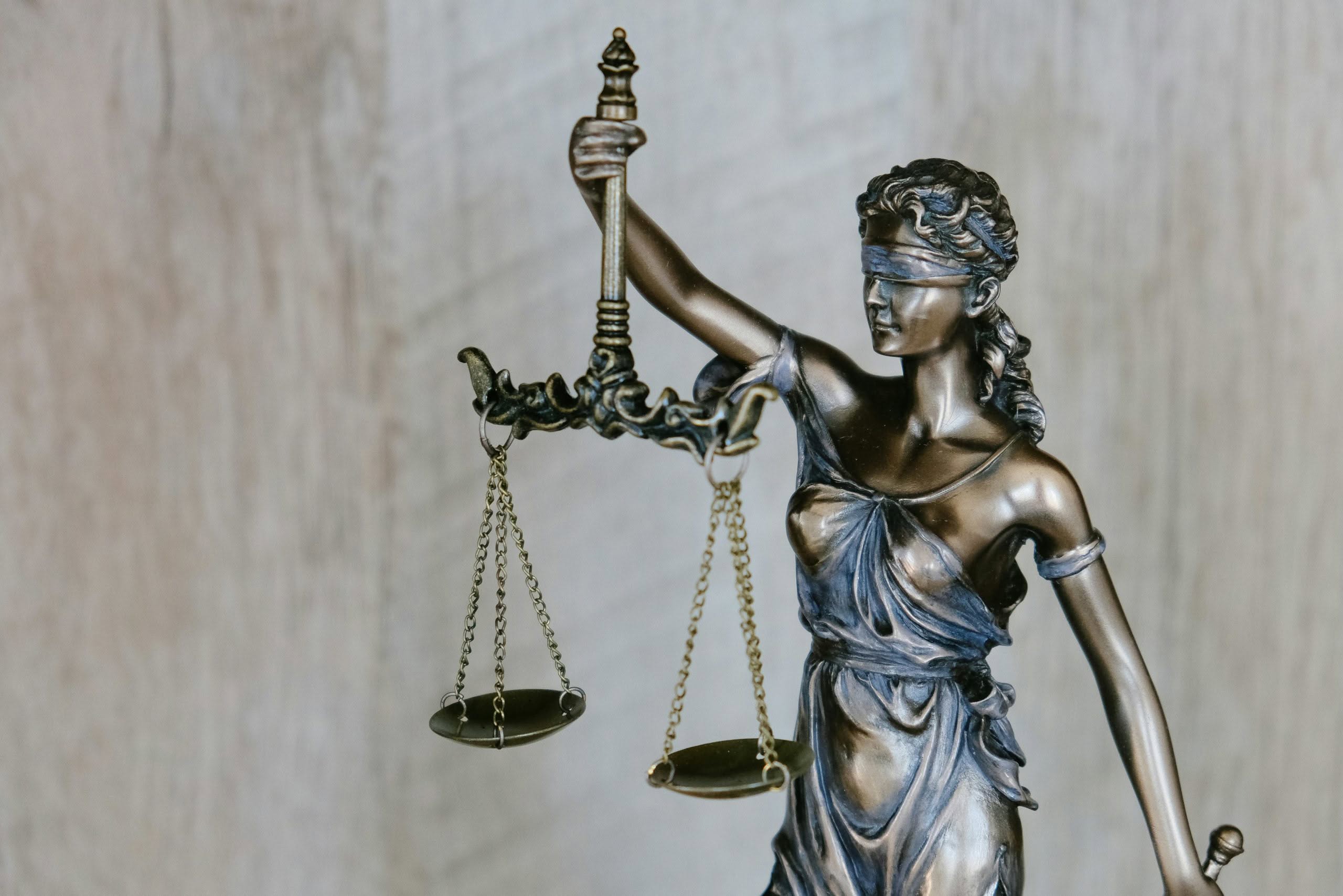 Justizstatue mit Waage, symbolisch für Gerechtigkeit.